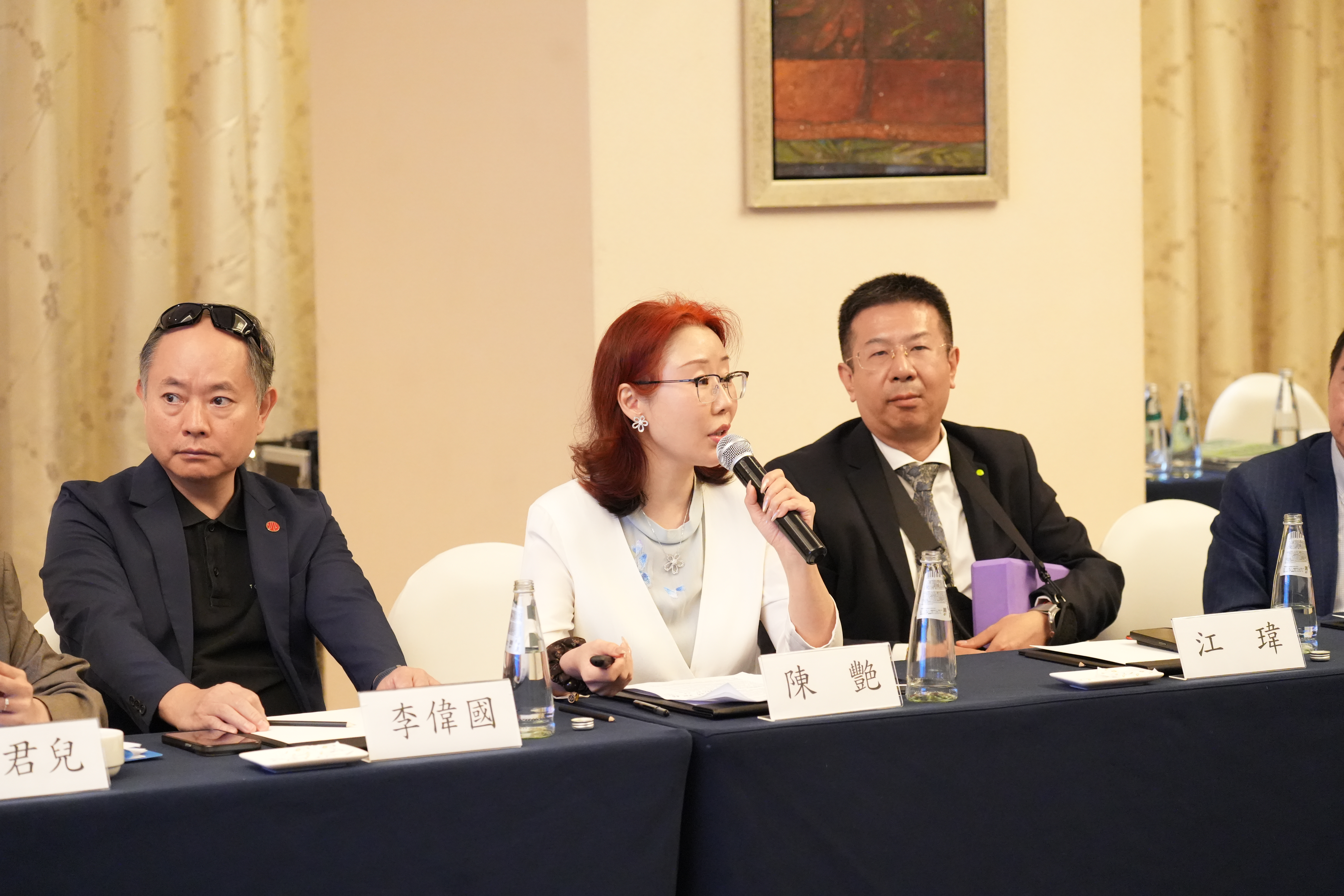 （左起）中信保誠人壽保險有限公司深圳分公司資深業務經理李偉國、中信保誠人壽保險有限公司深圳分公司總經理陳艷及德勤中國網絡安全戰略與轉型合夥人江瑋出席會議。