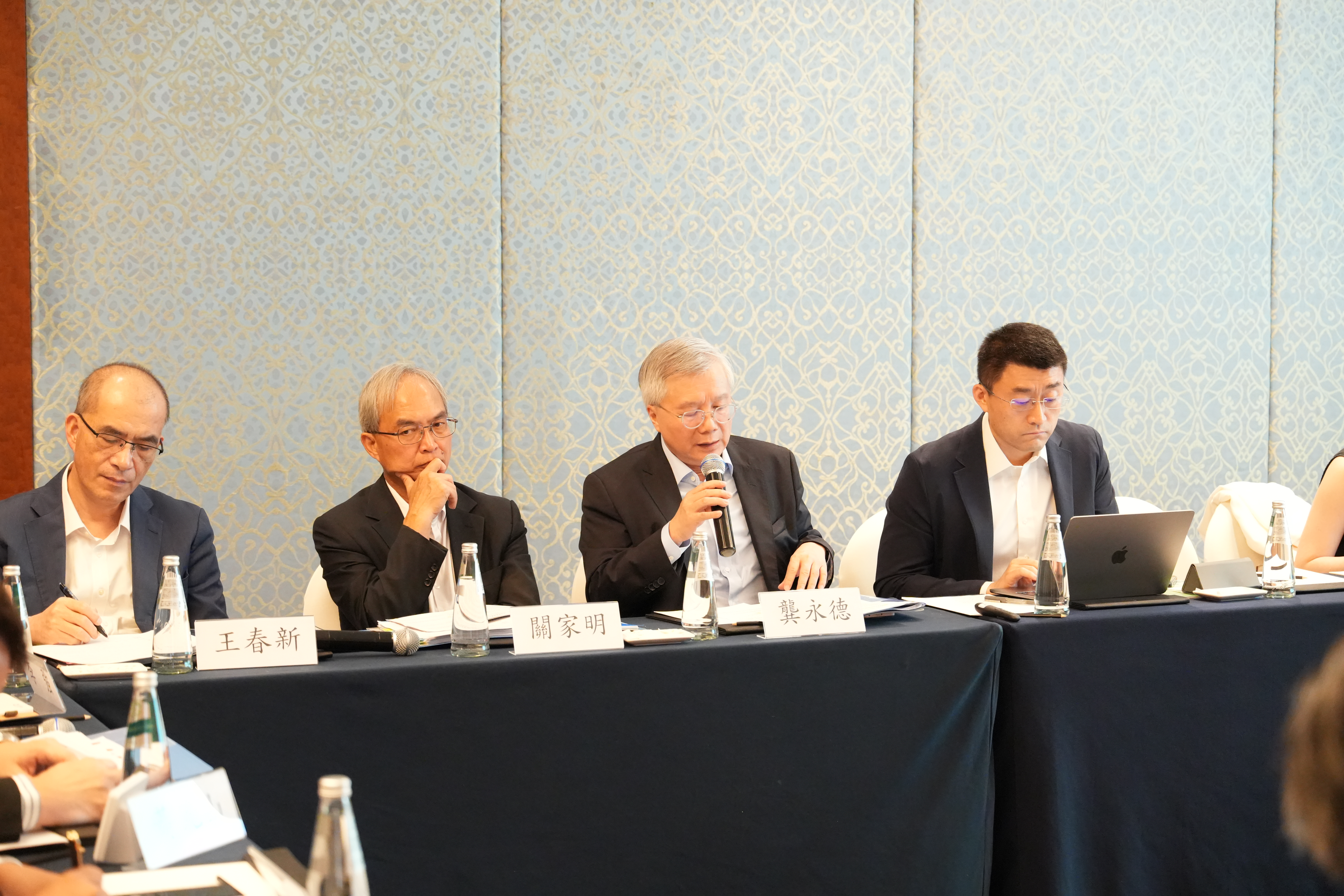（左起）特首政策組副組長王春新博士、關家明、香港稅務學會顧問龔永德及中國國際金融（國際）有限公司副總裁于維疆出席會議。