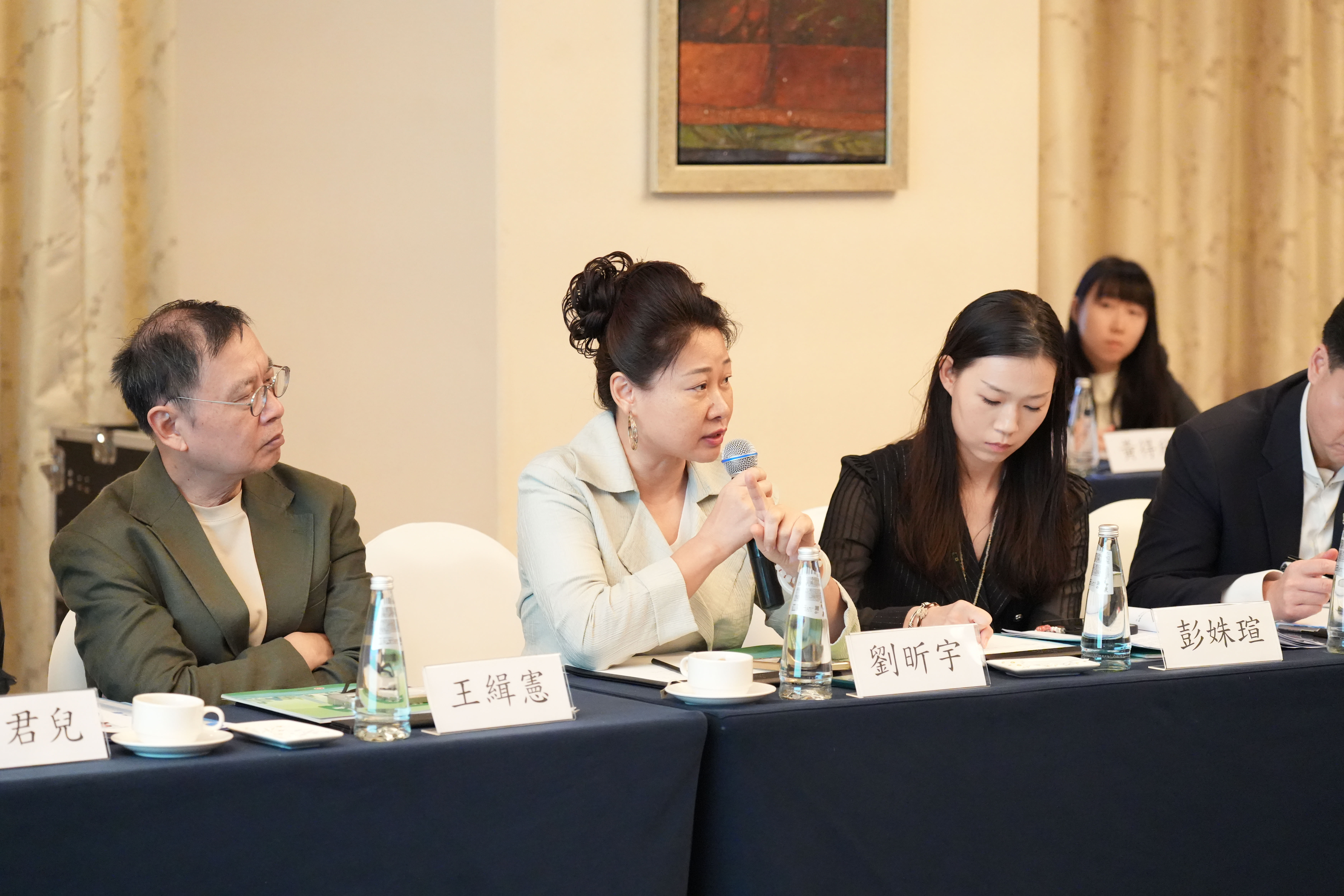 （左起）大灣區香港中心研究總監王緝憲博士、香港船東會中國委員會委員劉昕宇及香港律師會執業者事務部研究助理彭姝瑄出席會議。