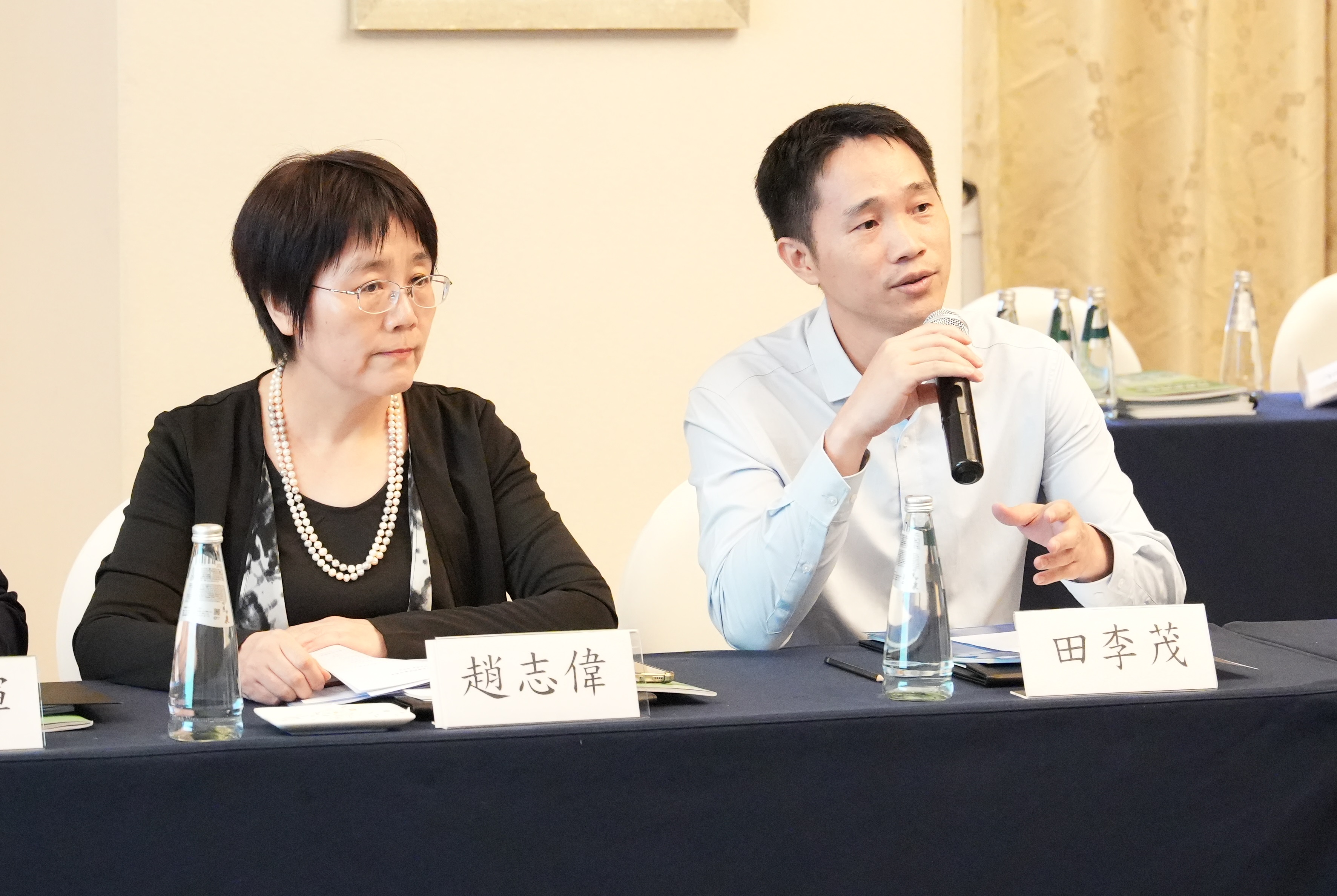 香港品質保證局內地首席運營官趙志偉(左)及香港檢測和認證局成員田李茂出席會議。