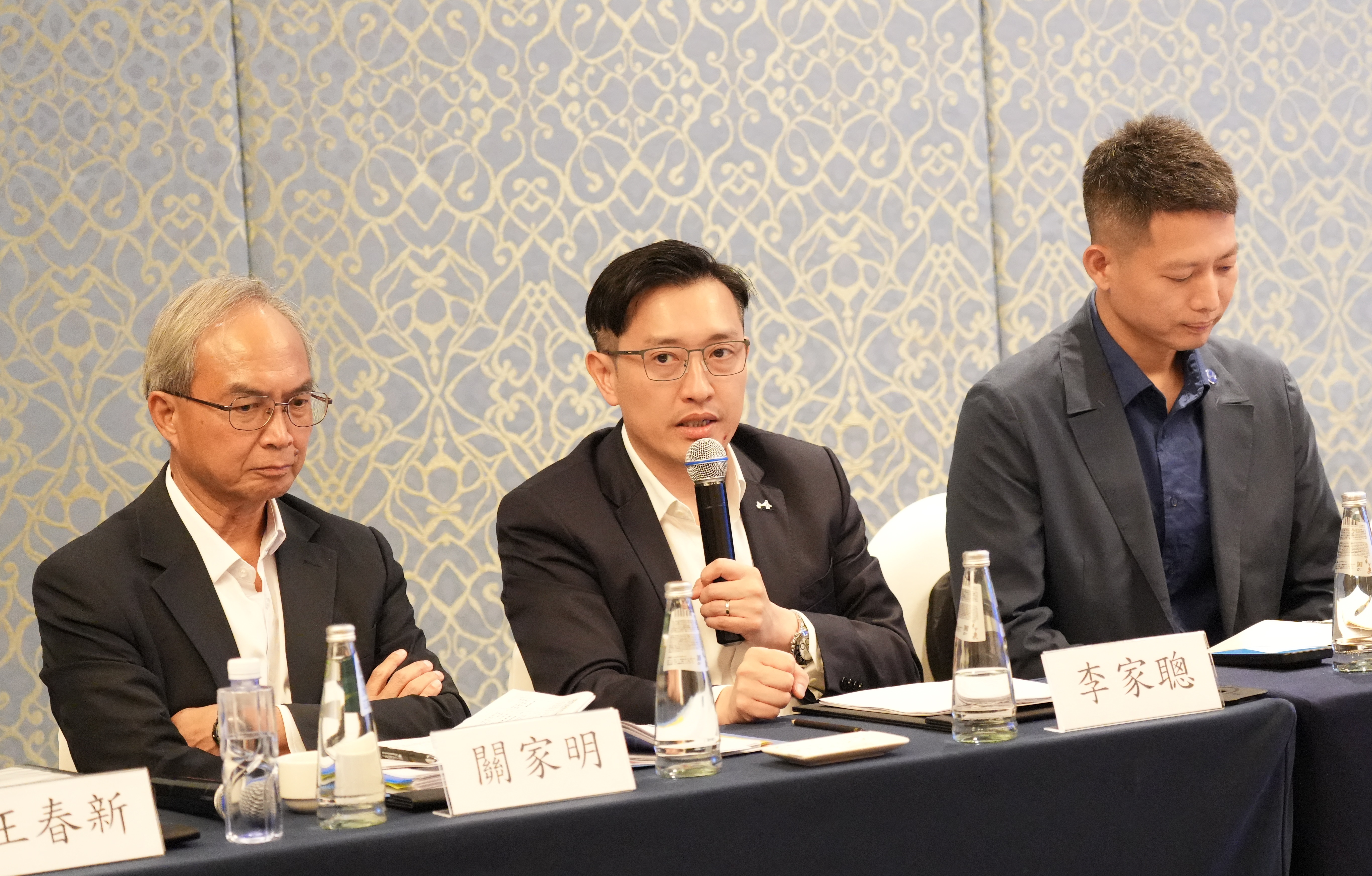 (左起)特首政策組副組長關家明、大灣區醫療集團聯席行政總裁李家聰博士及大灣區醫療集團技術總監孟兆斌出席會議。