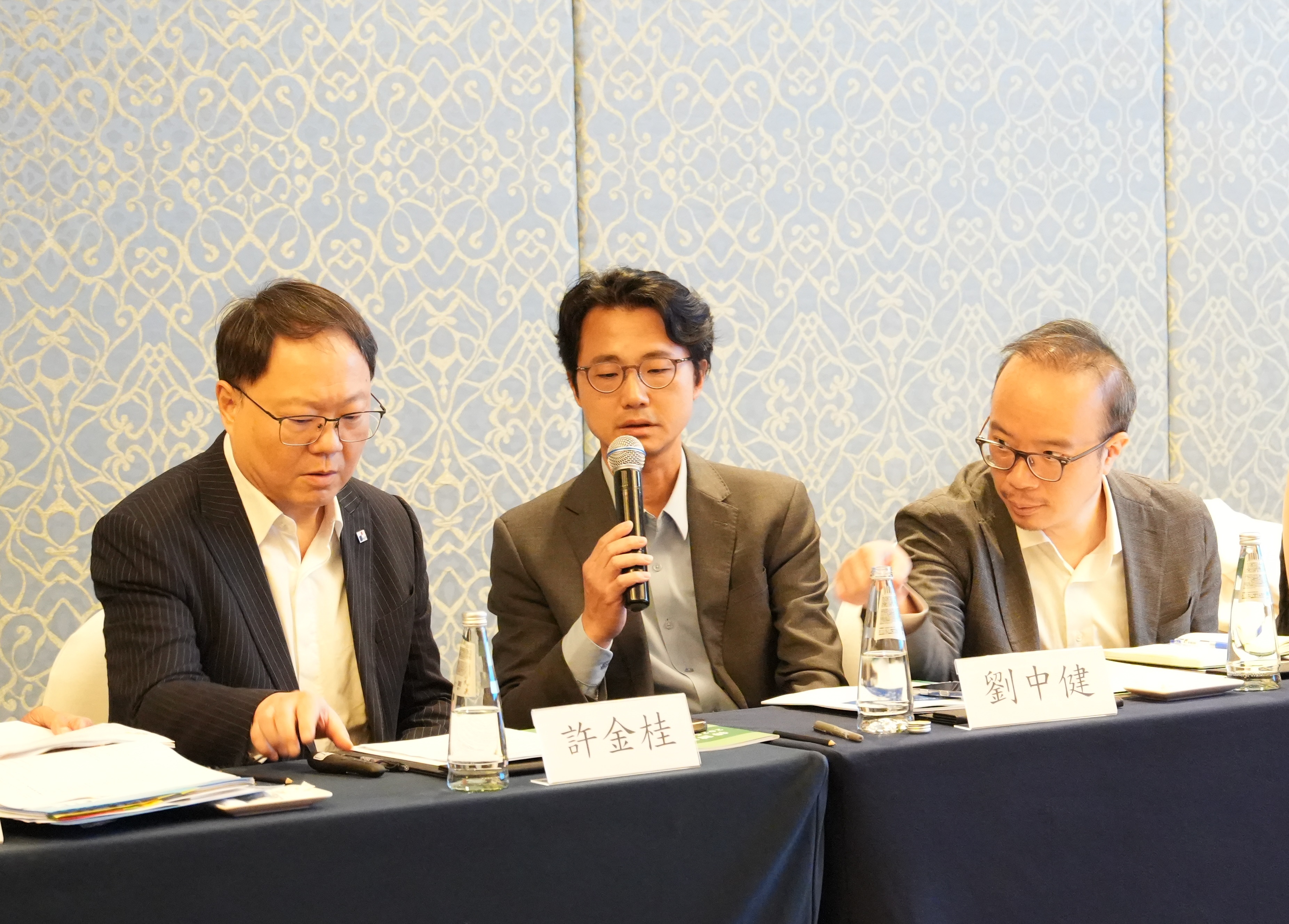 (左起)香港保險業聯會前主席許金桂、保險業監管局執行董事(政策及法規)劉中健及保險業監管局副總監(政策及法規)林詩農出席會議。