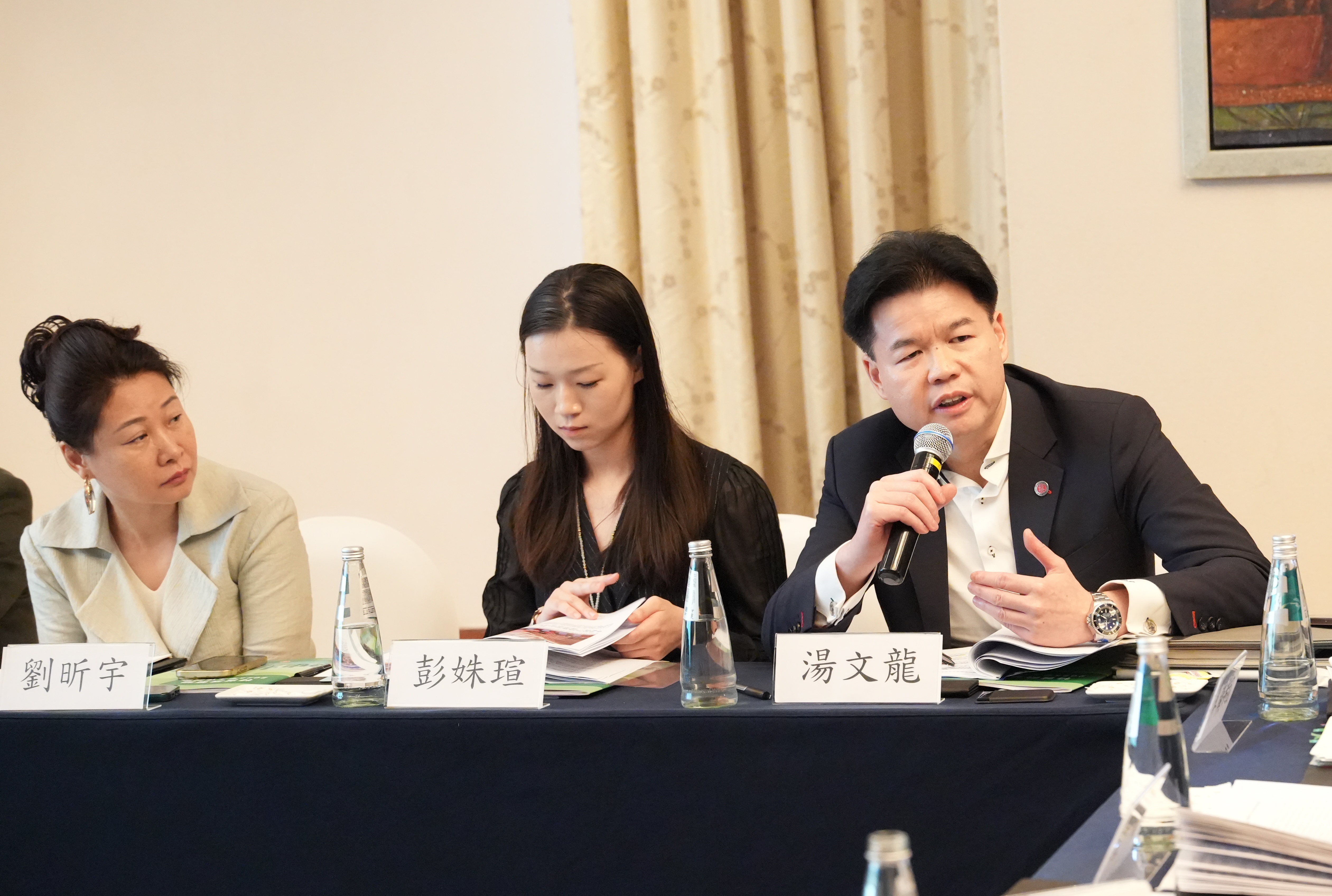 (左起)香港船東會中國委員會委員劉昕宇、香港律師會執業者事務部研究助理彭姝瑄及香港律師會會長湯文龍律師出席會議。