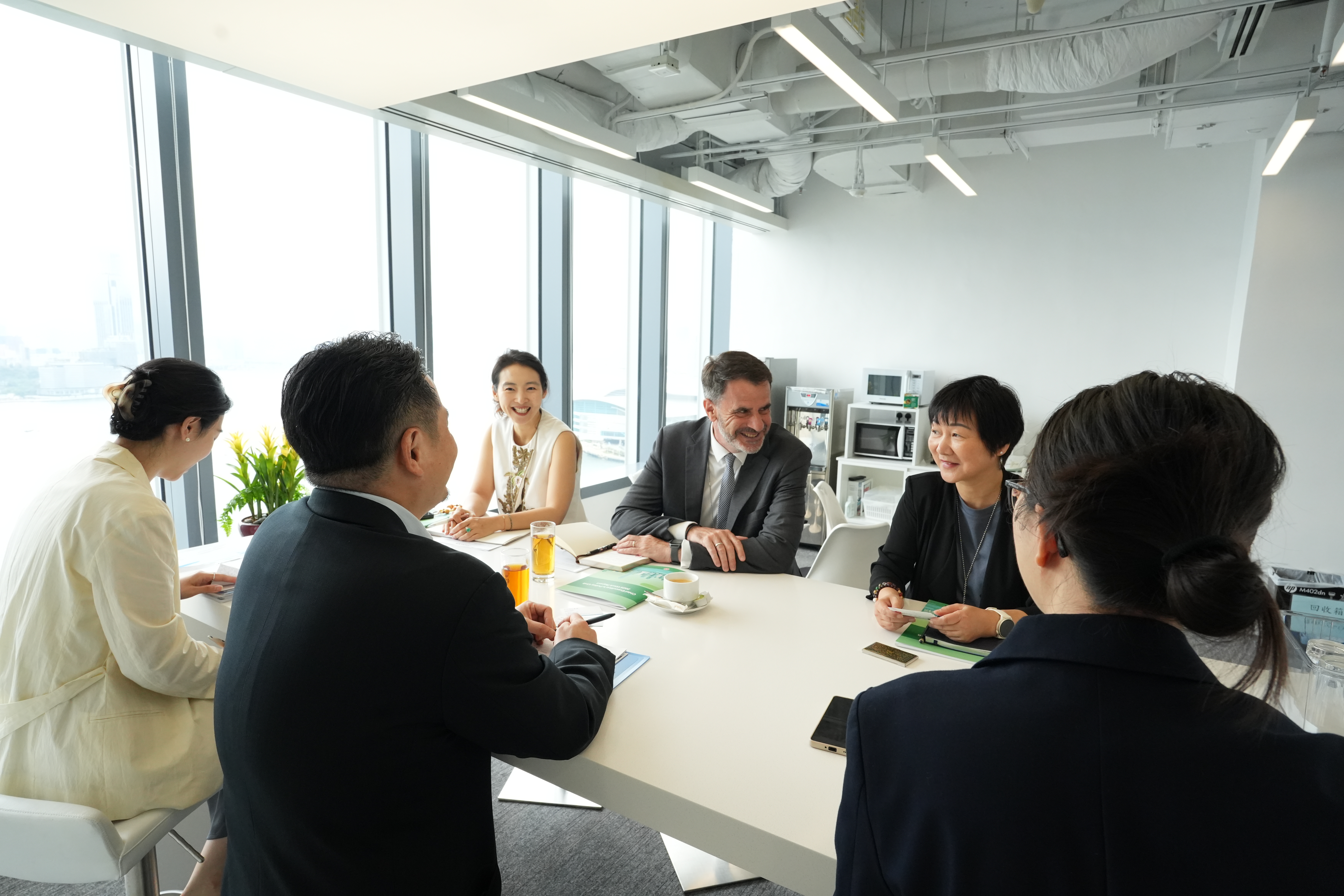 （面向鏡頭者、左起）泰雷茲中國政府事務、企業傳播及航天業務副總裁李楠、中國和蒙古國首席執行官芮嘉銘（Jean-Marc Reynaud）及副首席執行官童雪君早前到特首政策組分享該公司在華業務。