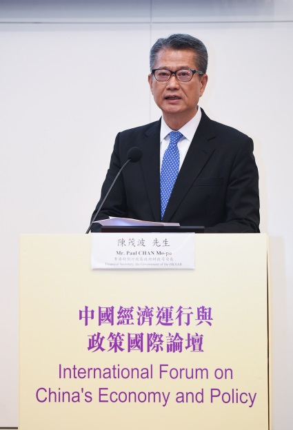 The Financial Secretary, Mr Paul Chan, delivered the welcoming remarks at the Forum.